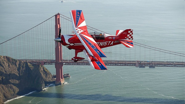 Flying over the Golden Gate Bridge tourist flights in San Francisco